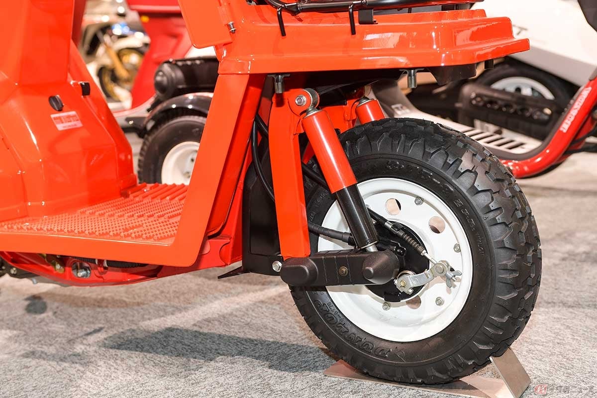 初期型のフロントホイールは8インチ(翌1983年型から10インチ化)。フロントクッションはボトムリンク式併用のオイルダンパーを装備している