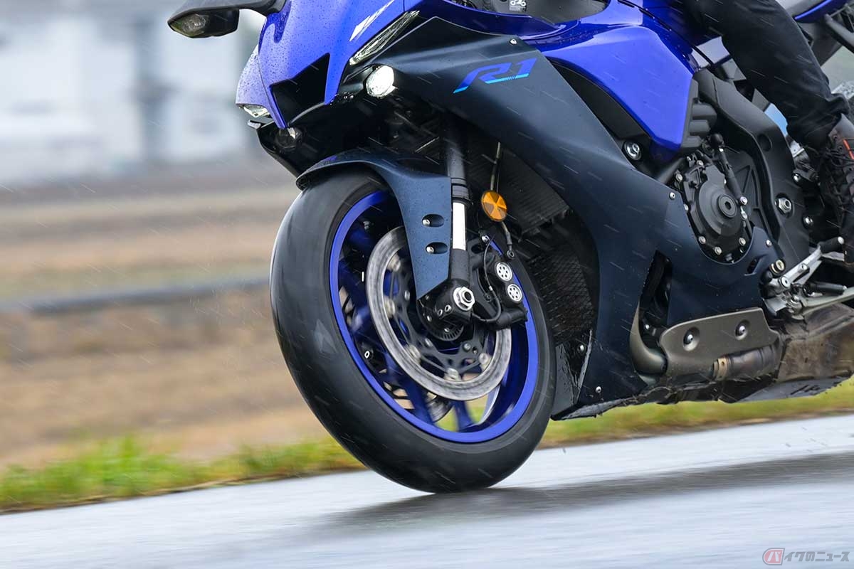 雨天時はタイヤが滑りそうだし視界も悪いし、ブレーキの効きも良くない