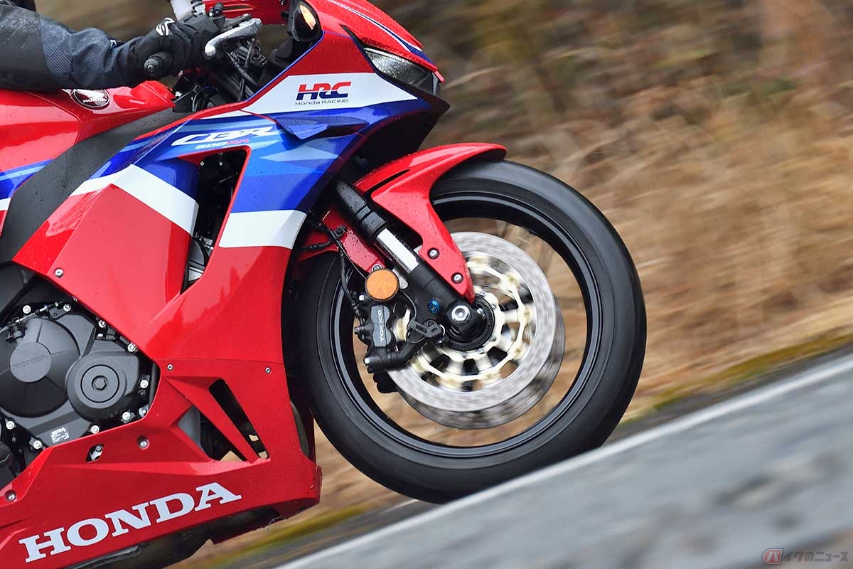 ホンダ「CBR600RR」の前輪は120/70-17で、サイズ表記から計算するとタイヤの外径は599.8mmとなり、1回転で1883.4mm進む