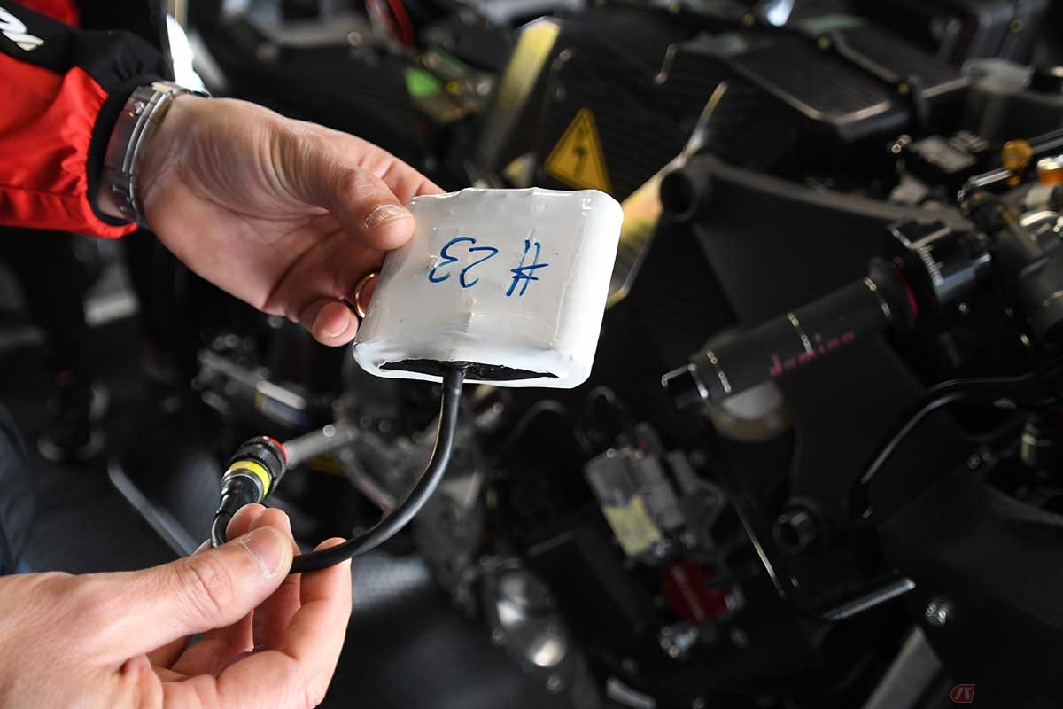 バッテリーセルが数本まとまったもの。セルのひとつひとつは人差し指大。これがバッテリーパックを構成していて、だからこそ柔軟な形状が作れるのだとか