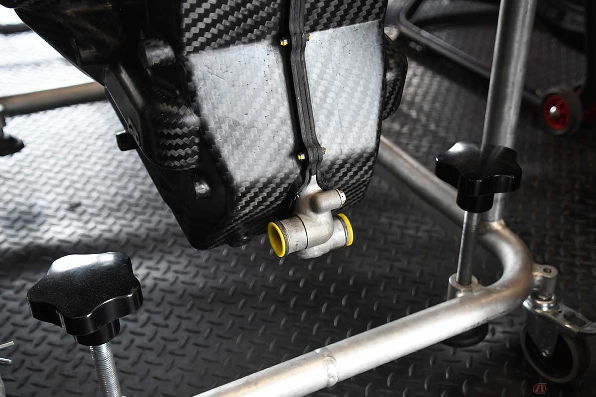 バッテリーパックの下部には、冷却用の水が流れるダクトがある