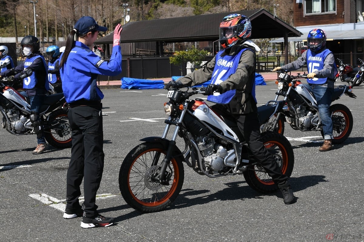 バイクに跨り確認作業を進めていたら自分の乗り方の癖を指摘され、走行前から少し心配になりました
