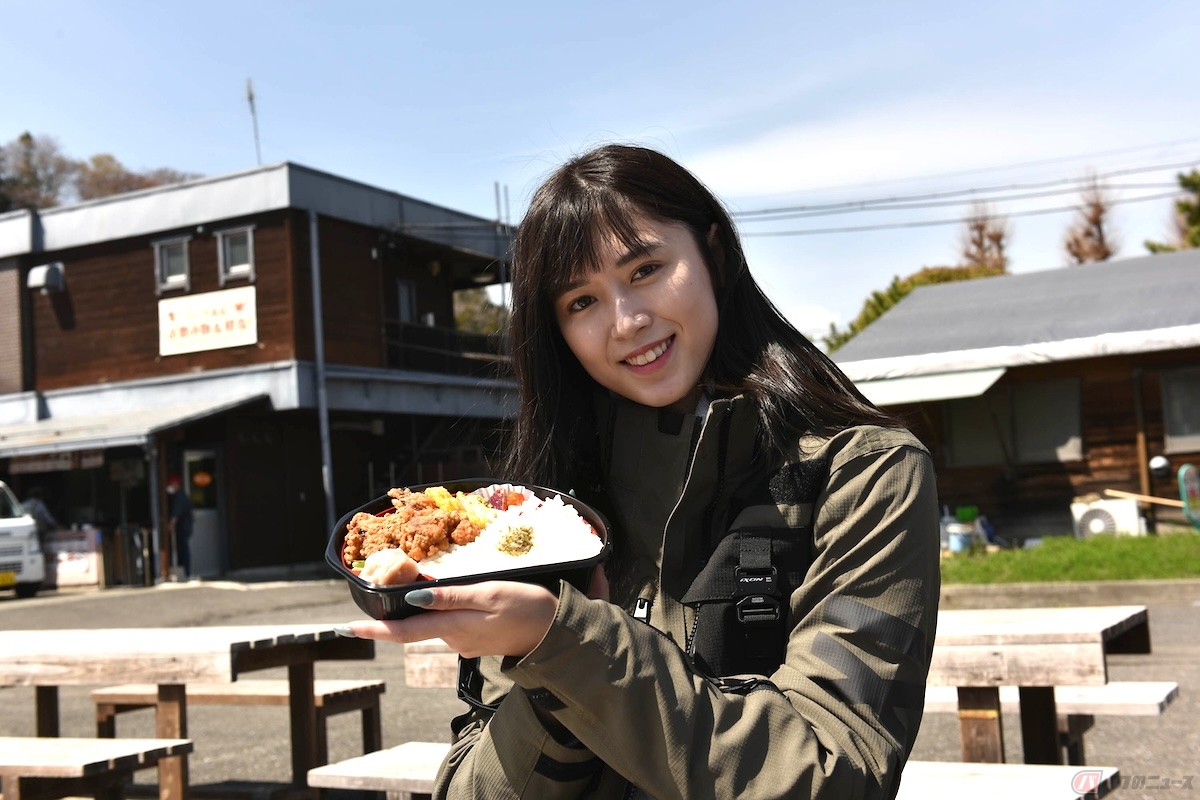 お待ちかねのお昼休憩は、ボリューム満点な唐揚げが4つも入ったお弁当をいただきました