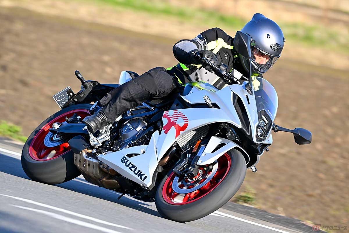 スズキ「GSX-8R」(2024年型)に試乗する筆者(松井勉)