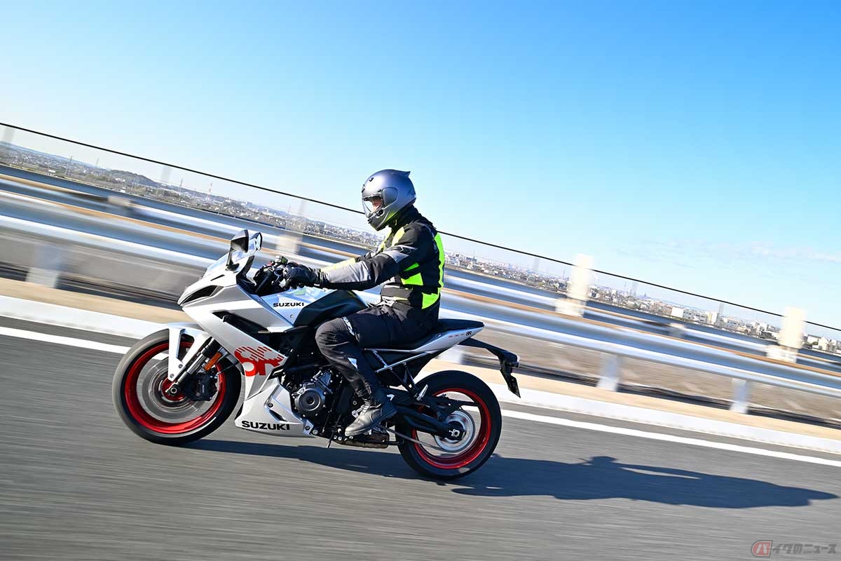 高速道路での巡航も力強く安定感がある。ウインドスクリーンはショートタイプながら、フロントフェアリング全体で快適性に貢献している