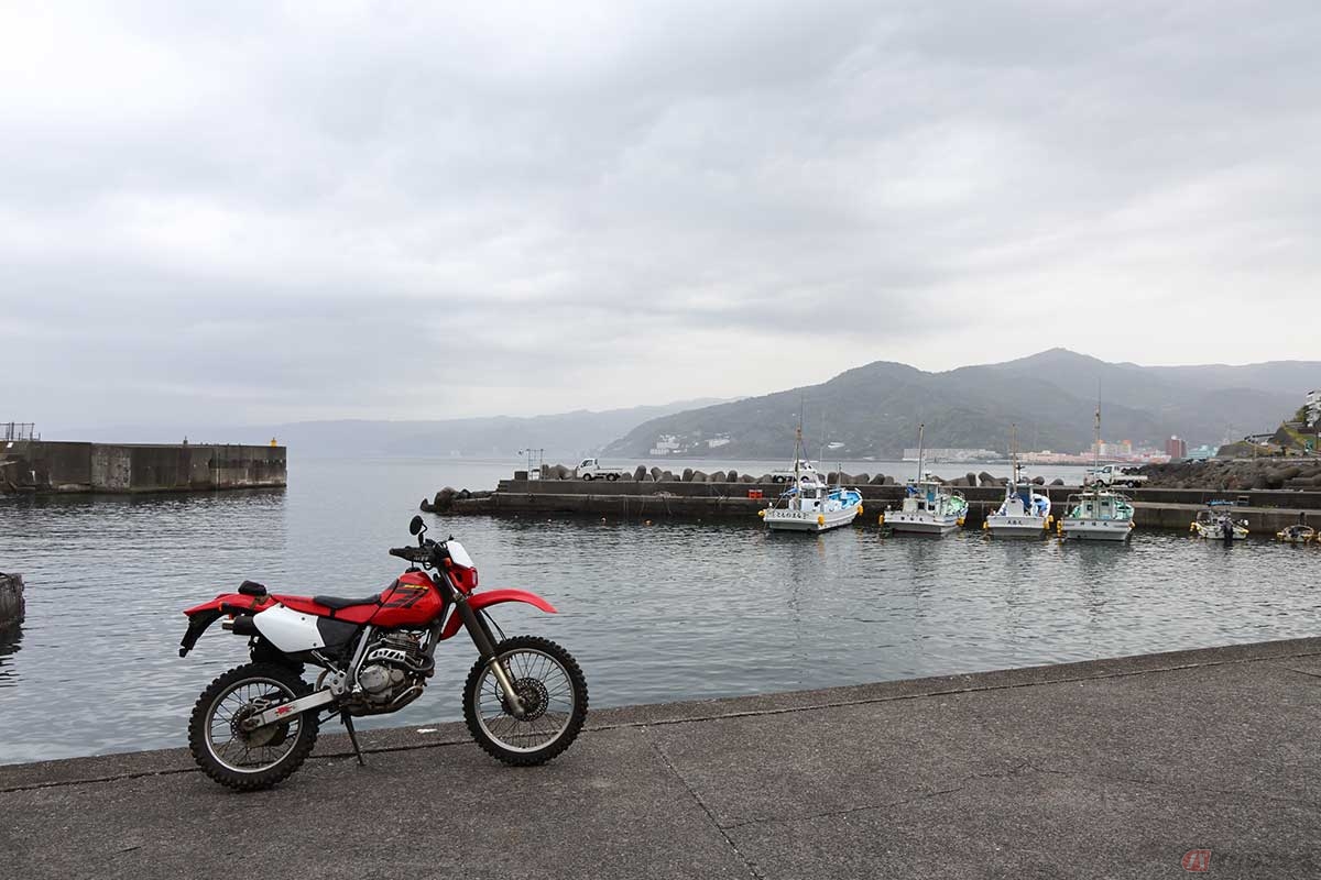 真鶴半島の根本にある福浦漁港にやってきた。真鶴町と熱海市に挟まれた、湯河原町唯一の漁港