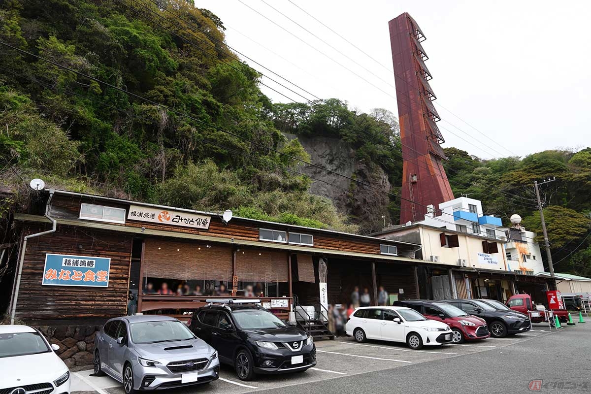 漁港の奥にある「福浦漁港 みなと食堂」では、天気が良ければテラス席からは利島や新島まで見えるとか