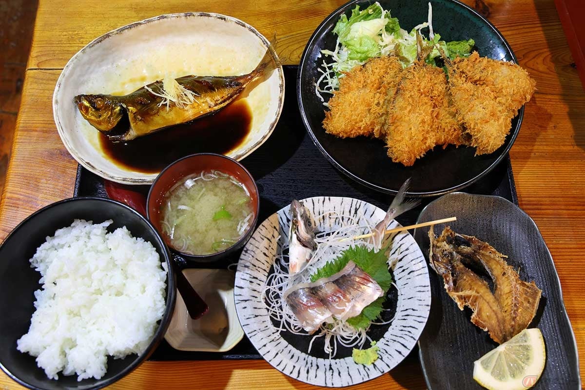 「福浦漁港 みなと食堂」の「地あじまつり定食」は、地アジのフライと刺身に干物、それに煮と焼という布陣。唐揚げの調理方法が選べる料理も付く