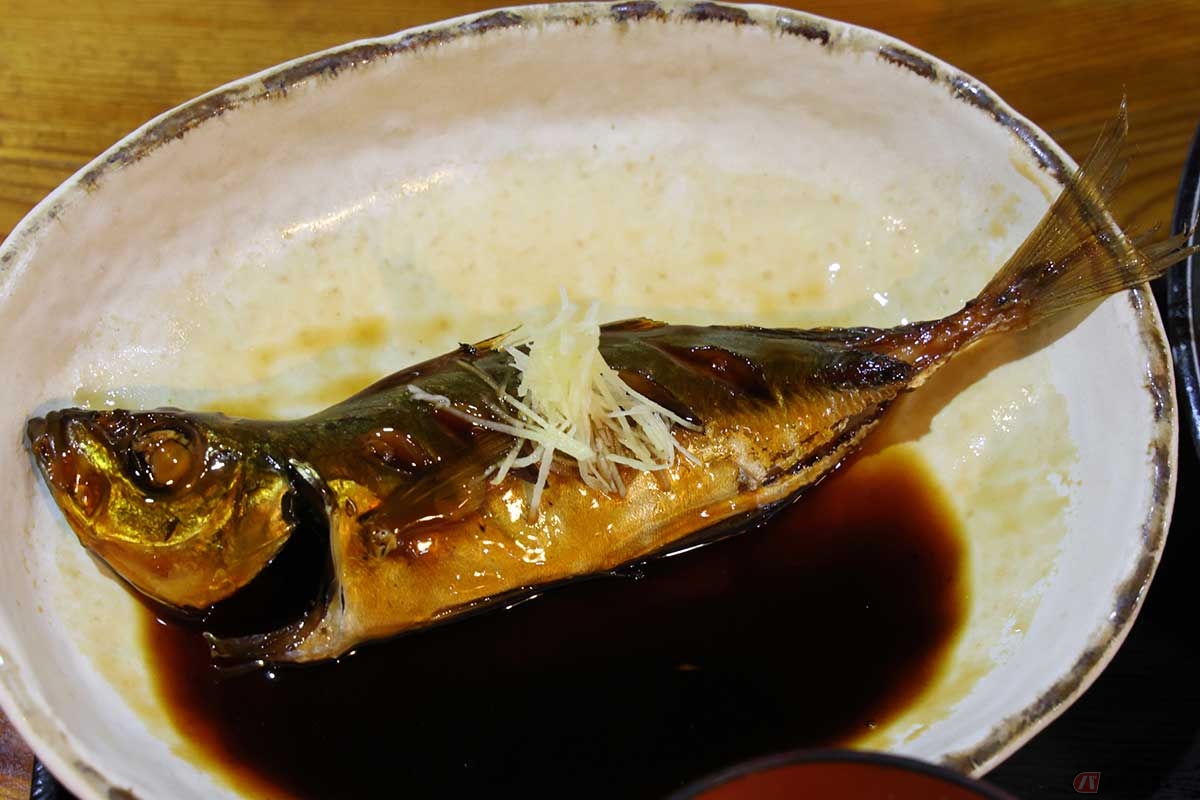 「地あじまつり定食」で筆者が選んだアジの煮魚。煮汁が美味しくてこれだけでご飯が一杯食べられそう