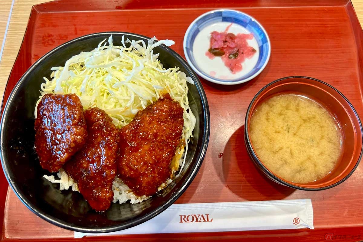 圏央道「厚木PA」（内回り）の「たれかつ丼」（1030円）は、見た目からして味の濃さが想像できるもの。たっぷりと盛られたキャベツの千切りのおかげで、口の中で中和される