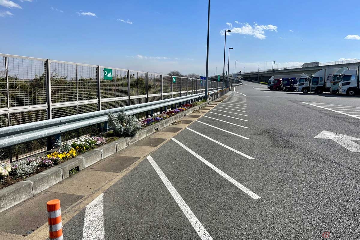 2輪専用の駐車スペースは、建物の近くに屋根が設置された数台分に加え、出口付近にも17台分確保されている