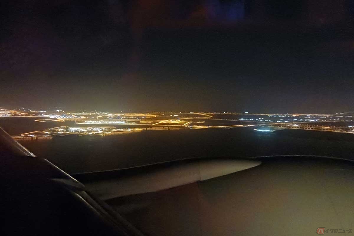 カタール上空。カタール付近の夜は、本当に明るい。その明るさは、東京のような都市とはまた違ったきらびやかさだ