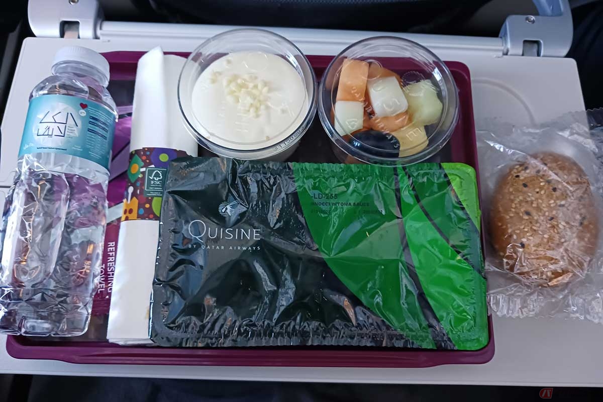 羽田空港に向かうフライトでの1回目の機内食。左にある紙ナプキンにくるまれているのがカトラリー