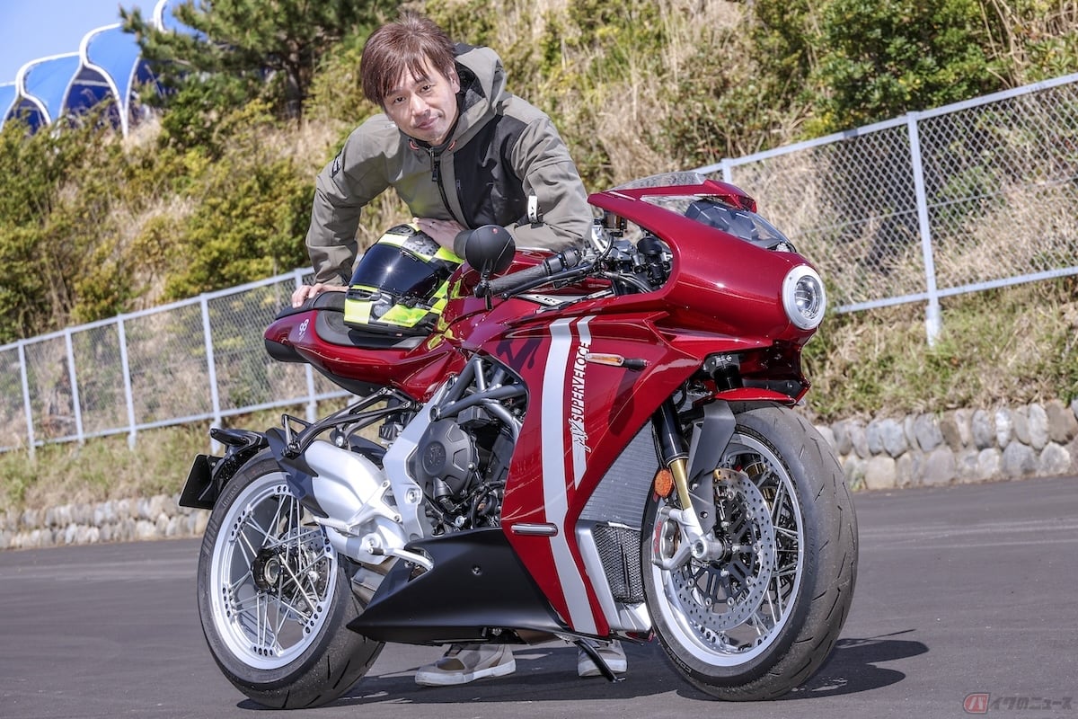 ど特別な外装を持つ『スーパーヴェローチェ98 エディツィオーネ リミタータ』と筆者(青木タカオ)