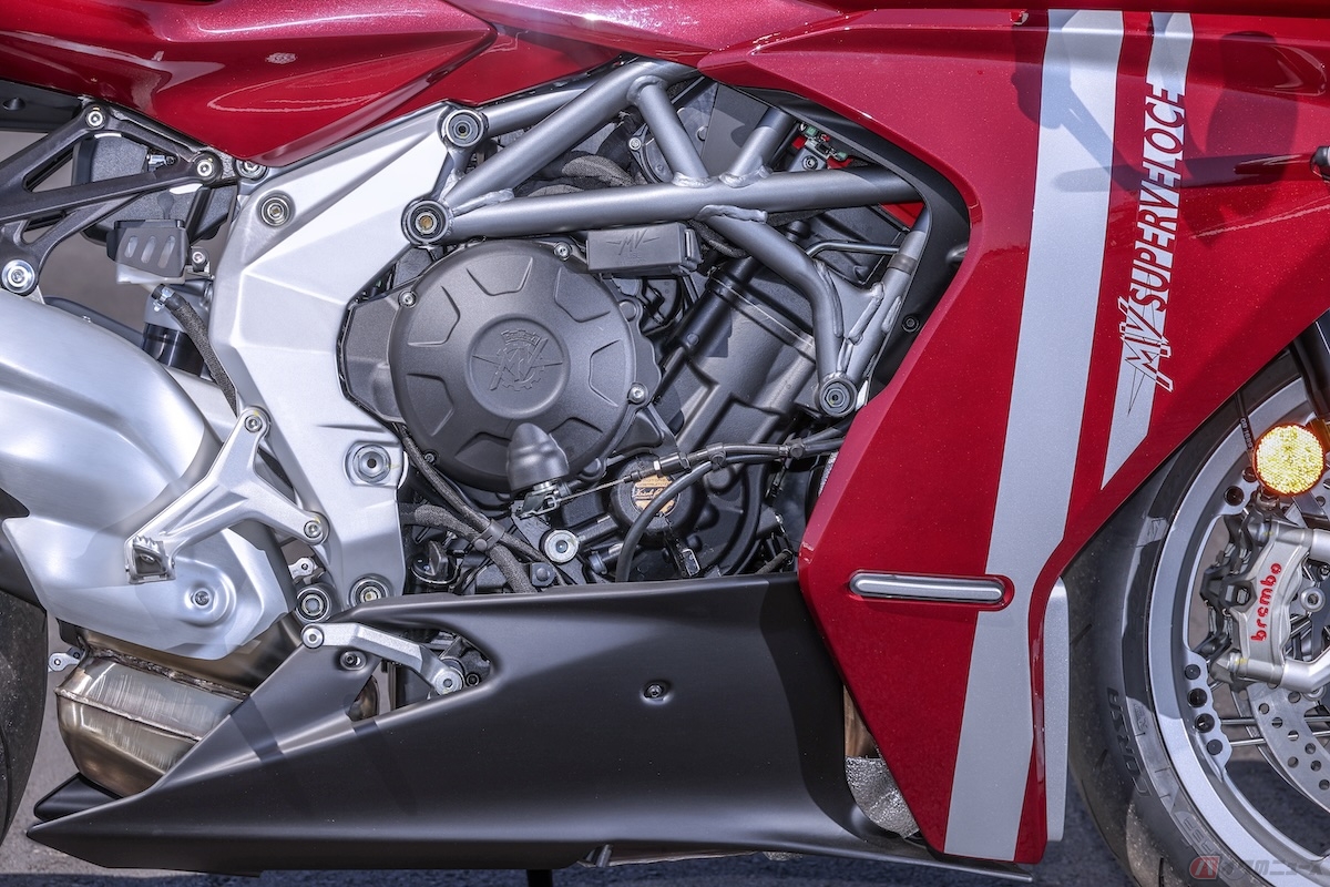 最高出力147PS/13,000rpmを発揮する水冷4ストローク並列3気筒DOHC4バルブエンジンを搭載