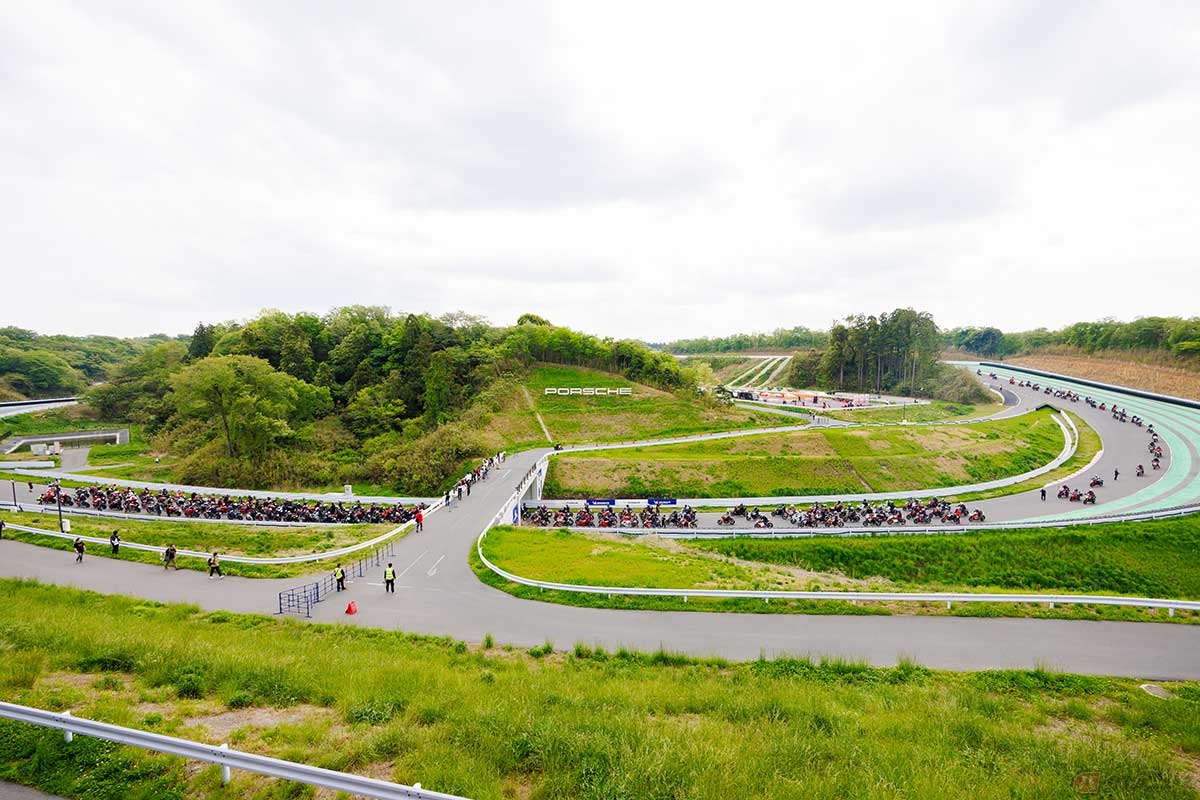 ポルシェ・エクスペリエンスセンター東京(PEC東京)で開催されたドゥカティ総合イベント『Ducati Day 2024』(2024年4月21日開催)では、レーシング走行のために整備されたクローズドコースを総勢230台のドゥカティがパレードラン
