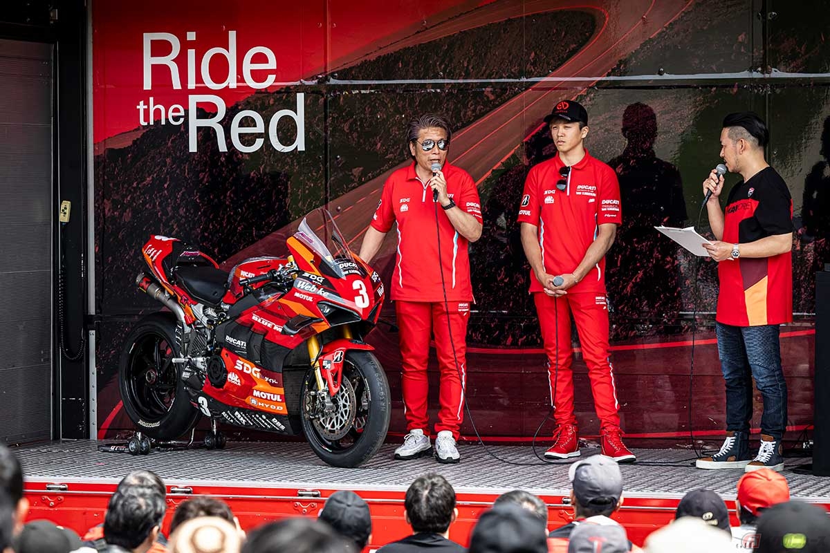 全日本ロードレース選手権に「パニガーレV4R」で参戦する水野選手と加賀山監督によるトークショーも開催。ファクトリー仕様の「パニガーレV4R」がレース以外で一般お披露目されるのは初めてのこと。多くの来場者から注目を集めた