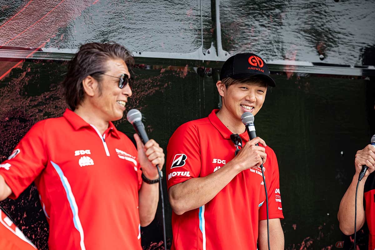 加賀山就臣監督(左)と水野涼選手(右)のトークショーでは、多くの来場者が2人の掛け合いを楽しんでいた様子