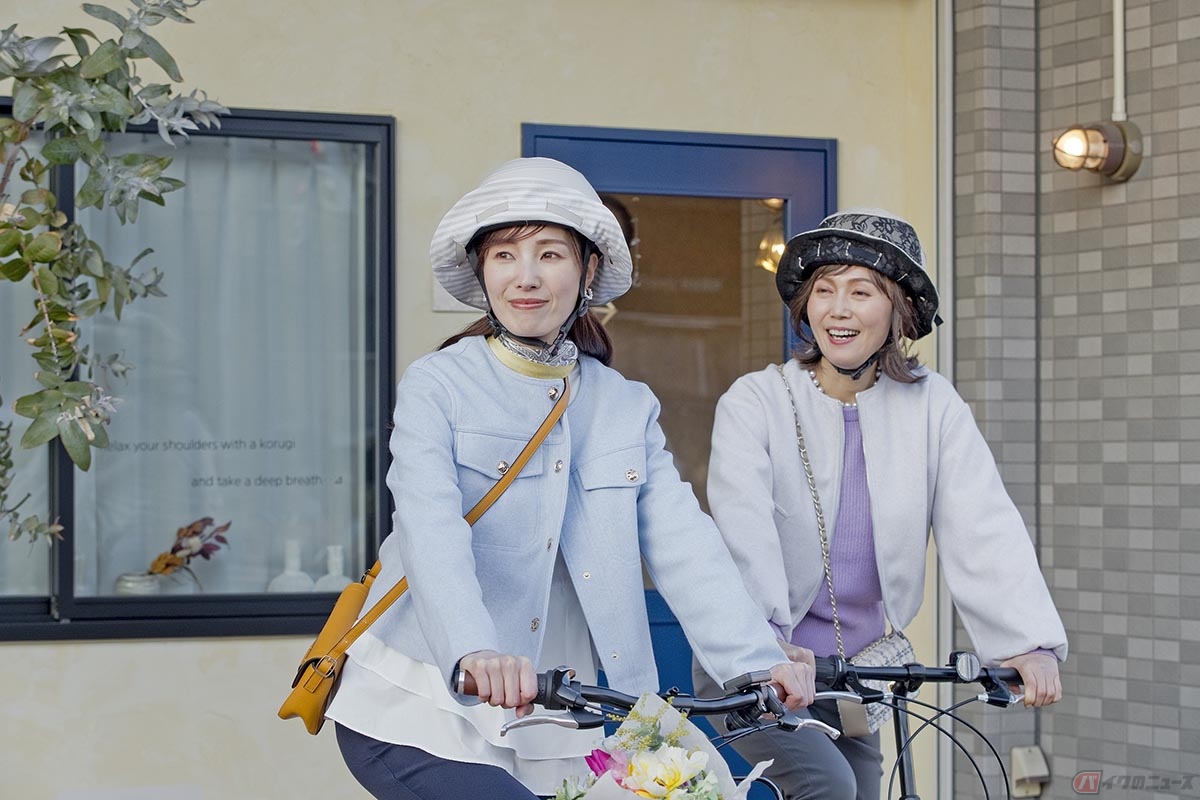 現在ではハットのような自然の見た目の自転車用ヘルメットも登場しています