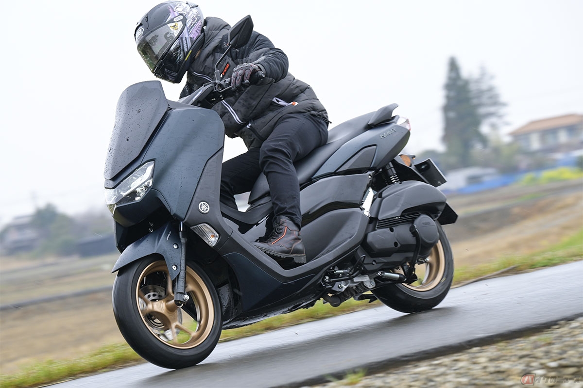 ヤマハ「NMAX155」の滑らかで力強い加速感を楽しみ走行する石塚健選手