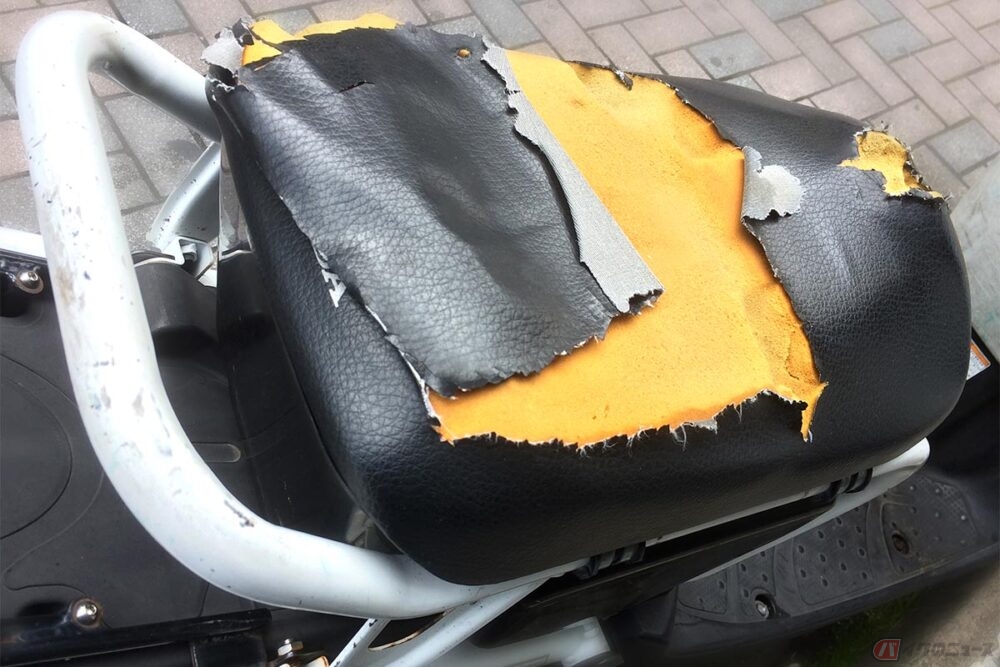 一体どう直す？ 気になるバイクシートの穴や擦れ | バイクのニュース