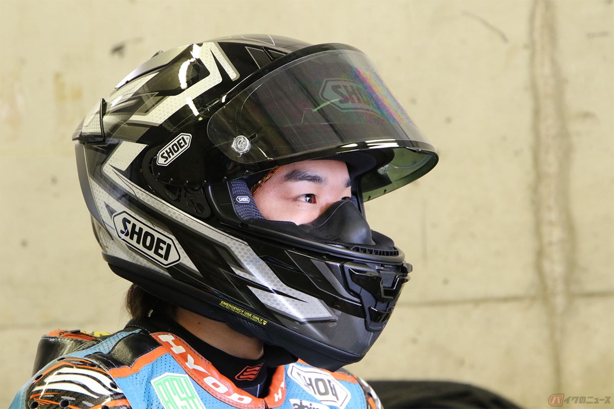 FIM 世界耐久選手権の公式テストに参加中の石塚健選手とピット内の様子
