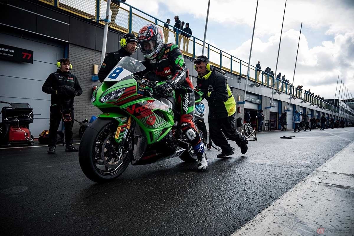 スリックタイヤに履き替えてコースインする大久保光選手