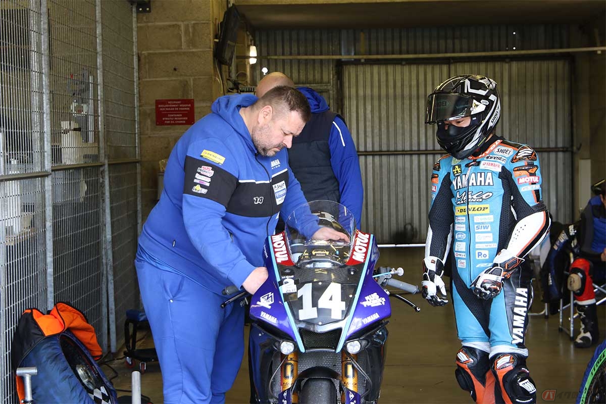 FIM 世界耐久選手権の公式テストに参加中の石塚健選手とピット内の様子