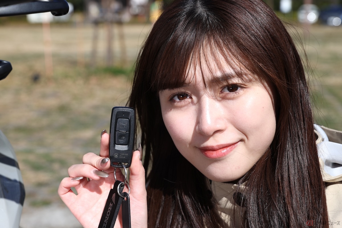 キーが無くてもON/OFFのスイッチでエンジンがかかる「スマートキー」を採用