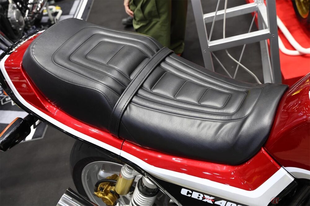 一体どう直す？ 気になるバイクシートの穴や擦れ | バイクのニュース