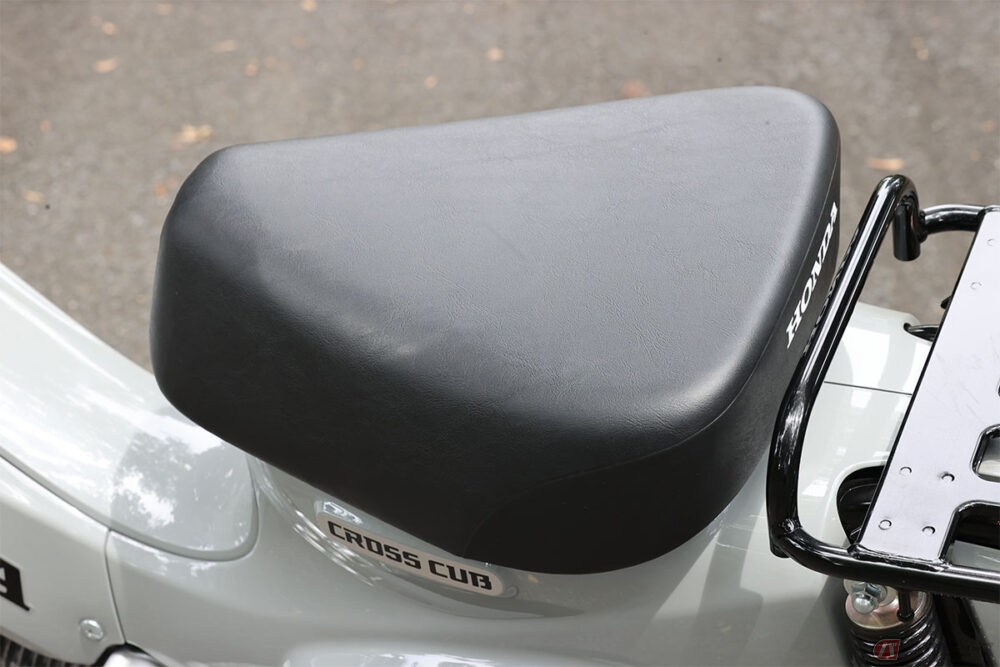 一体どう直す？ 気になるバイクシートの穴や擦れ | バイクのニュース