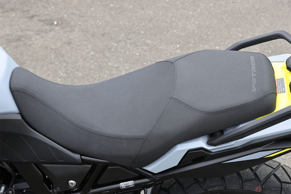 一体どう直す？ 気になるバイクシートの穴や擦れ | バイクのニュース