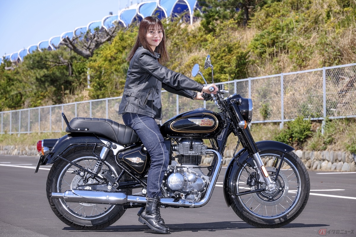 シート高は805mm、身長166cmの私で足裏半分とまでは行きませんが、充分両足着きます！