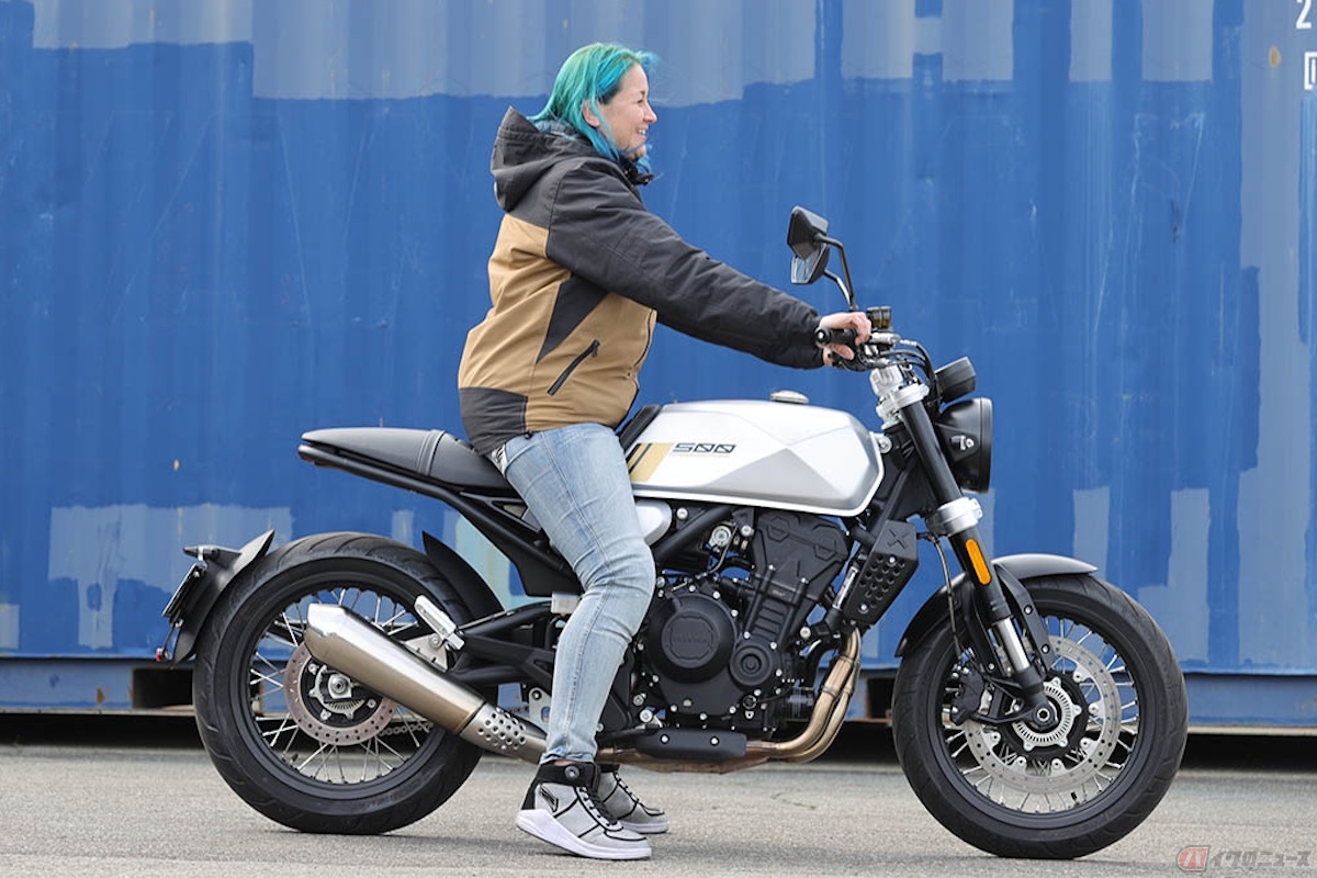 Brixton Motorcycles「CROSSFIRE 500」の足つき(身長:170㎝)
