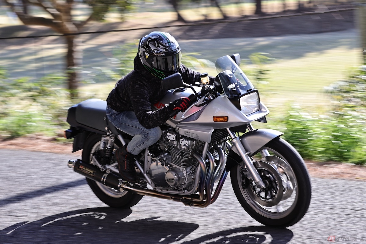 スズキ「GSX1100S KATANA」のパワフルな加速感を楽しみながら峠道を疾走する石塚健選手