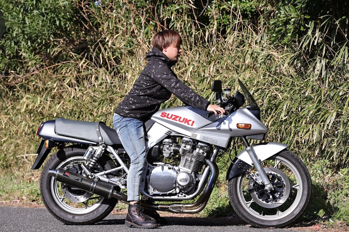 スズキ「GSX1100S KATANA」の足付き(身長165cm)