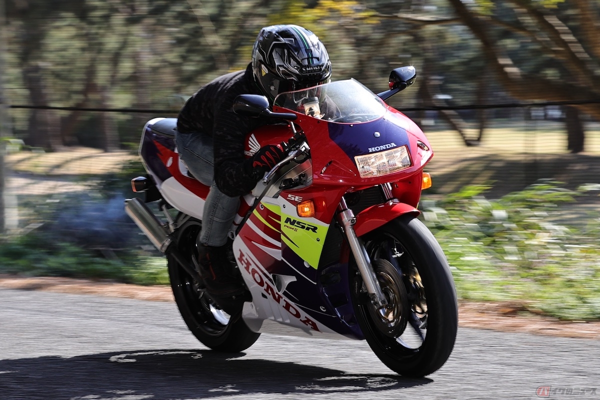 ホンダ「NSR250R SE」の2ストサウンドや匂いを楽しみながら走行する石塚健選手