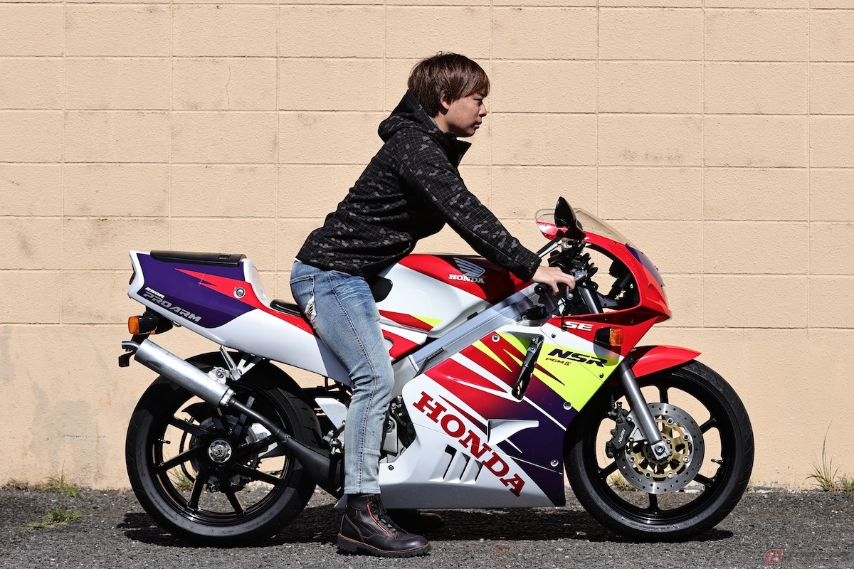 ホンダ「NSR250R SE」の両足の足付き(身長165cm)