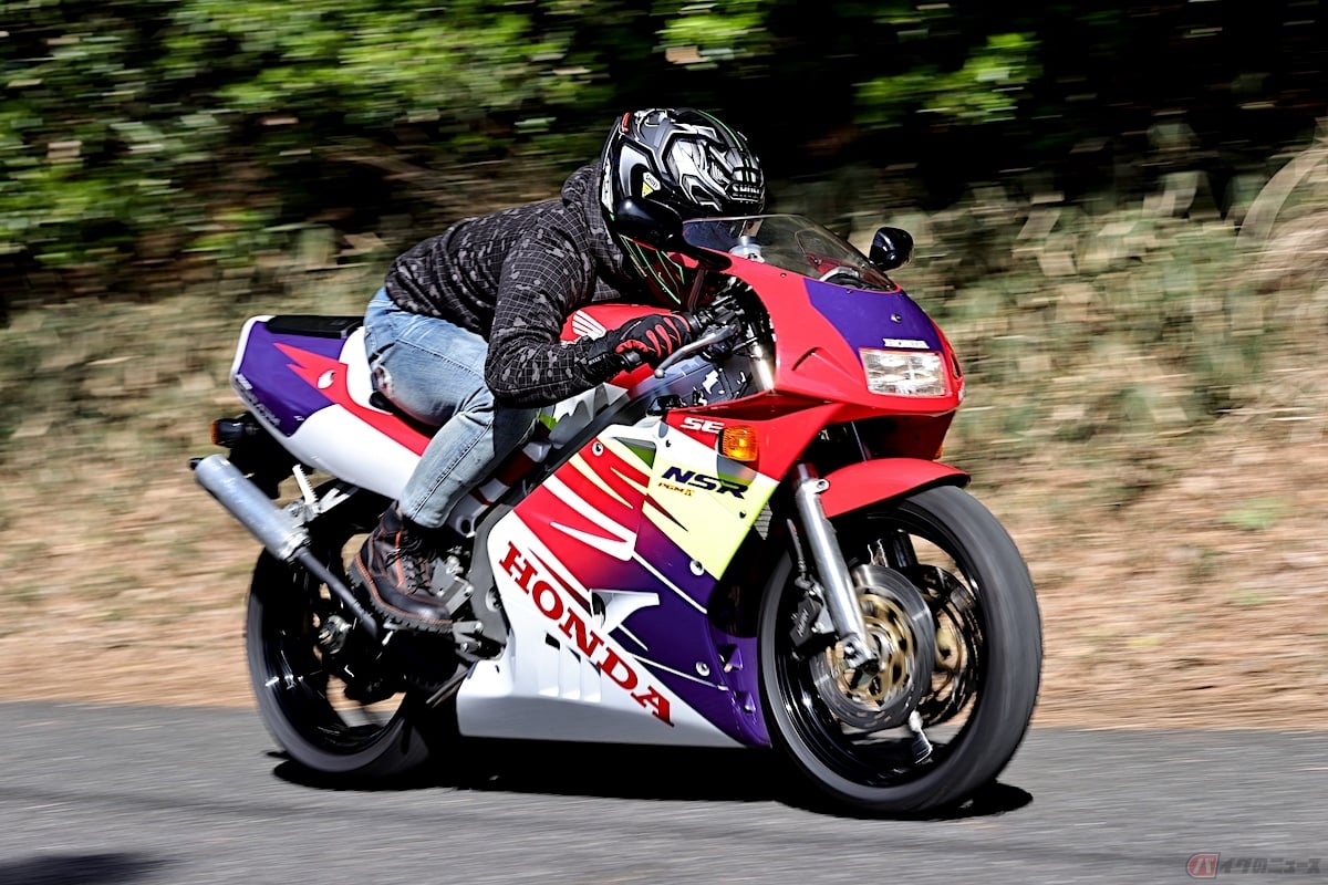 ホンダ「NSR250R SE」の2ストサウンドや匂いを楽しみながら走行する石塚健選手