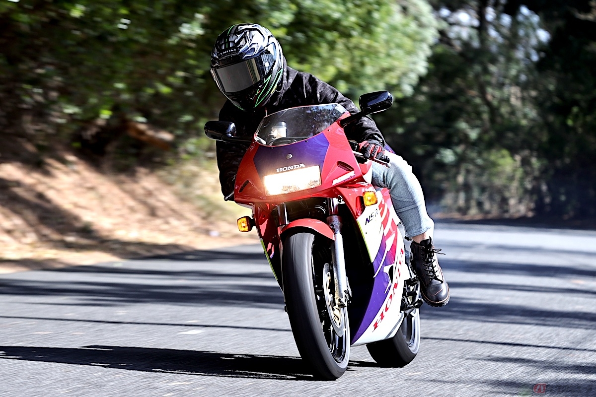 ホンダ「NSR250R SE」の2ストサウンドや匂いを楽しみながら走行する石塚健選手