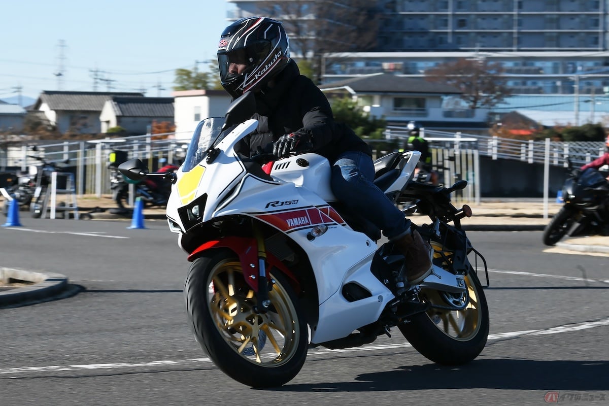 インドヤマハ「YZF-R15M WGP 60thアニバーサリーモデル」の走りを楽しむ筆者(先川知香)
