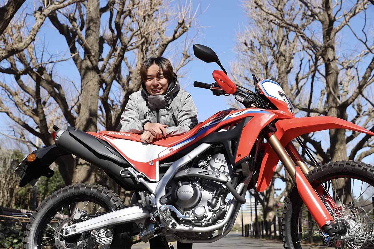 ホンダ「CRF250L」とレーシングライダーの石塚健選手