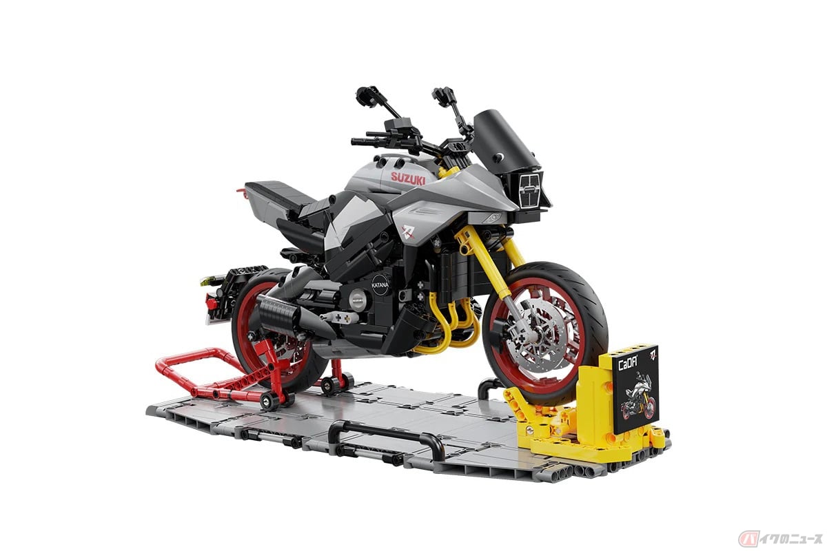 予約販売が開始された1/6スケールの「KATANA ブロック」を組み立てるブロックキット