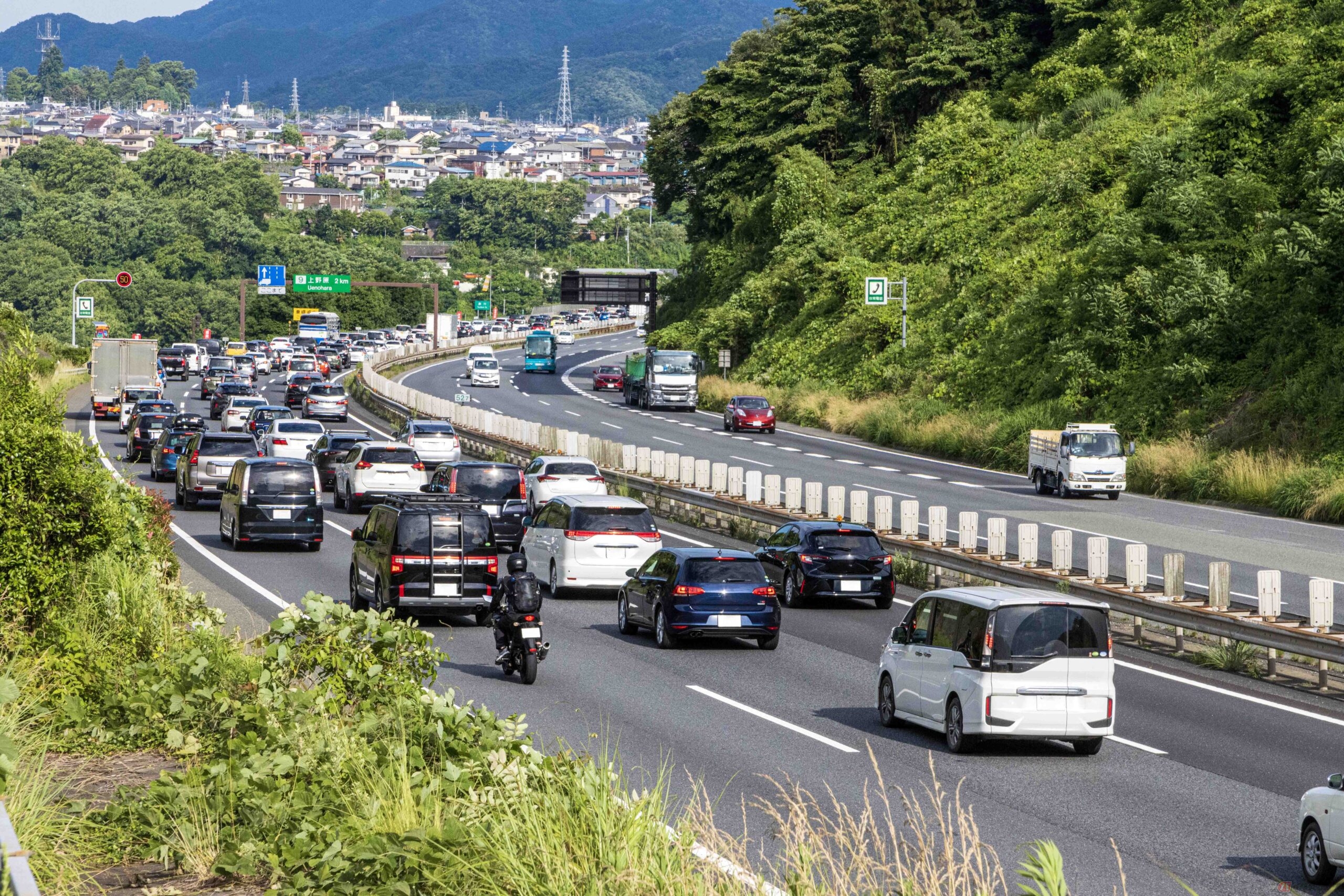 あおり運転による罰則は「3年以下の懲役または50万円以下の罰金」