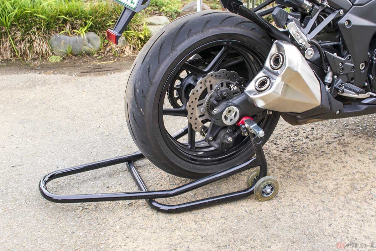 アマリングというのはバイクのタイヤの両端に出来る、地面と接しない為に摩耗していない部分のこと