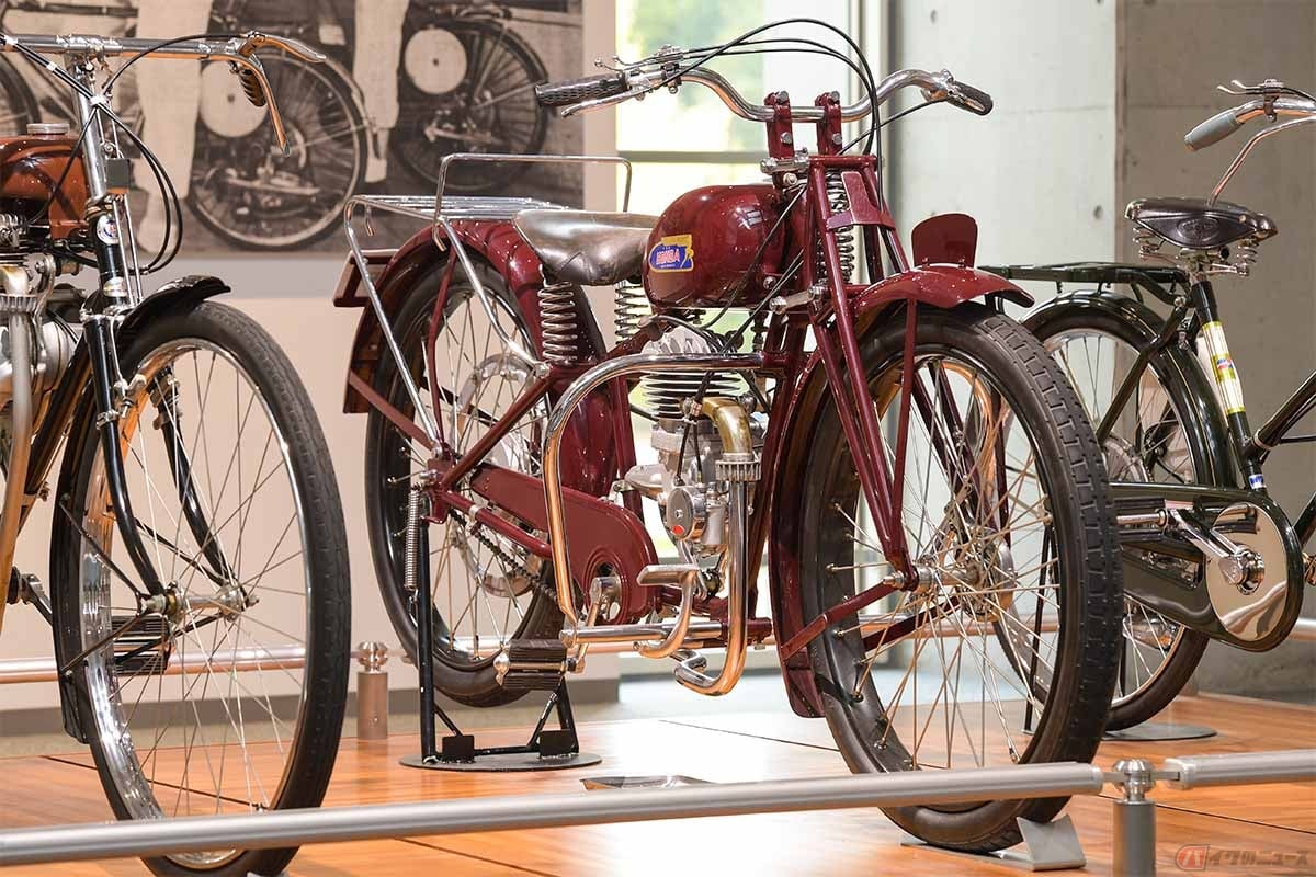 原付が生まれた当初の姿は「原動機付自転車」という名前の通り、自転車にエンジンを積んだものだった