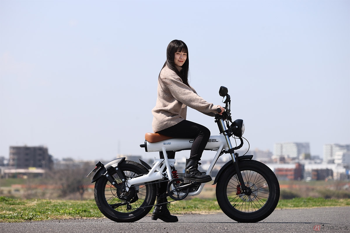 ペダル付き電動バイクは、モーターを動力としてバイクのように手元のスロットル操作だけで走ることが可能
