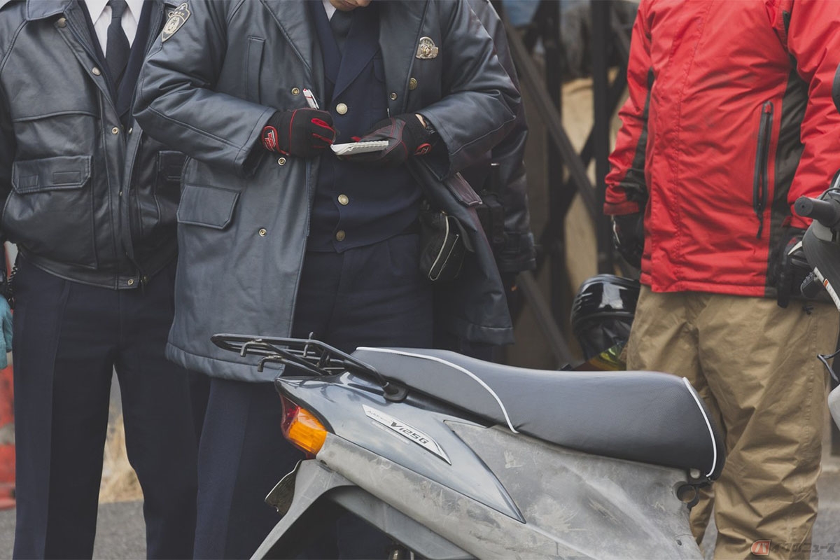 違反をした際に警察官から渡される「交通切符告知票」、通称「赤切符」を渡された時は、罰金の支払いを科されたということになる