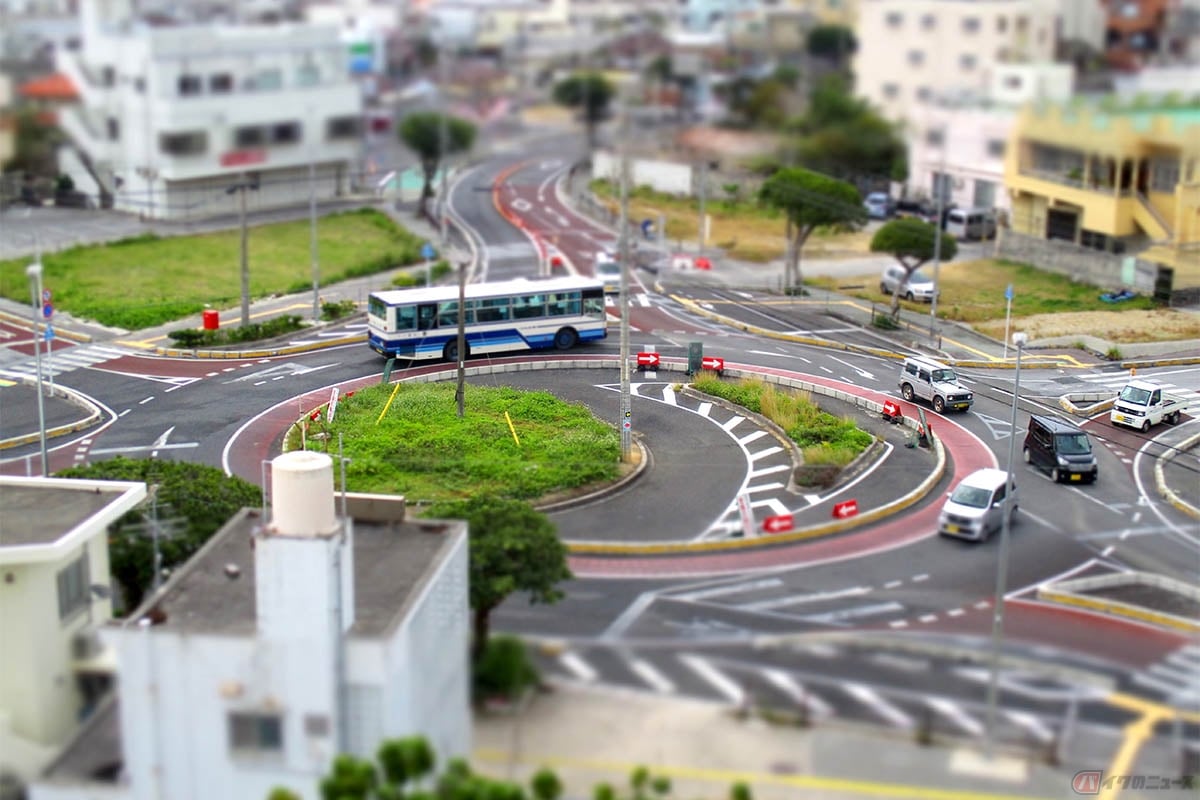 ラウンドアバウトは、ヨーロッパ発祥の交差点の一種で、円形の道路を用いた信号のない交差点