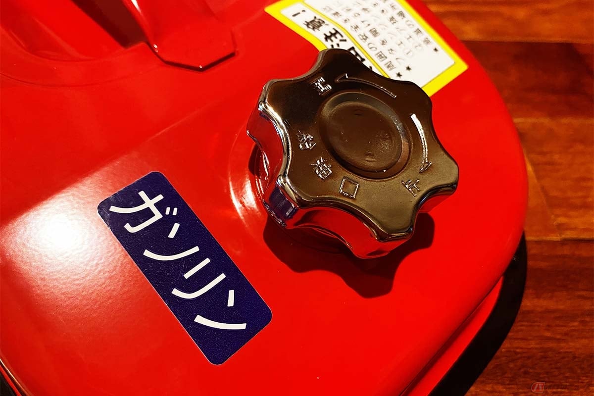 エマージェンシータンクは一般的な携行缶とは違い、主に1L程度の小さな容器で持ち運びやすいコンパクトなサイズが特徴